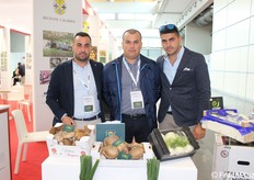 Rosario e Domenico Napoli insieme a Vittorio Zuccalà della Organizzazione di produttori TOC.