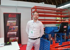 Nicolas Ferrarese di Ferrari Costruzioni Meccaniche di fianco alla trapiantatrice FX Multipla. 