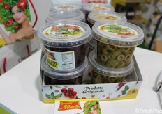 Tra i prodotti artigianali in vetrina, diverse tipologie di olive.