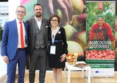 Fabio Zanesco (VI.P Val Venosta), Hannes Tauber (VOG) e Giulia Montanaro (Assomela) in occasione della presentazione della campagna europea di comunicazione e informazione triennale sulla mela Know App.