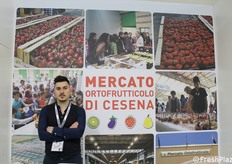 Simone Partenza ci accoglie allo stand del Mercato Ortofrutticolo di Cesena.