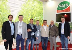 Foto di gruppo per l'azienda sementiera SAIS.