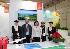 Foto di gruppo allo stand Emirates Sky Cargo. 