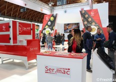 Stand della Ser.mac in fermento, i responsabili aziendali sono impegnati in diversi colloqui.