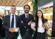 Francesco Perego, Mattia Beda e Flavia Mingione mostrano alcune referenze della linea IV gamma F.lli Orsero.