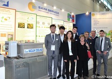 Il team della Saim Service, sorridente nella seconda giornata della kermesse riminese.