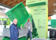 Arnaldo Satanassi (in primo piano) della PentaPlast e Franco Mazzarini (stampista).