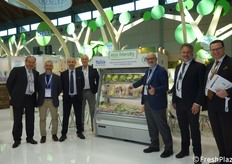 Foto di gruppo allo stand di OP Veneto, imprese e banche collegate. Da sinistra, Roberto Ciman, Andrea Tosatto, Francesco Arrigoni, Pietro Berton, Cesare Bellò, Adriano Daminato e Roberto Ponte.