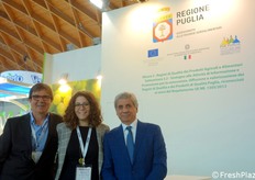 Piero Pontrelli (dir.) e Maria Laura Pati (collaboratrice) del laboratorio di analisi chimiche Samer, qui in foto insieme a Giacomo Suglia