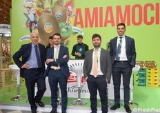 La compagnia Zespri ha proposto uno stand con uno slogan d'impatto. In foto: Marino Silva, Emanuele De Santis, Matteo Lorenti