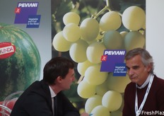 Andrea Peviani (a sinistra) presso il suo stand