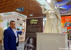 Salvatore Lotta presenta il nuovo stand aziendale, nel quale spicca la statua dedicata a Eleonora d'Arborea, figura storica alla quale il brand aziendale (l'Orto di Eleonora) si ispira
