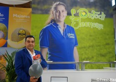 Salvatore Lotta mostra una nuova retina con maniglia per un comodo trasporto dei frutti