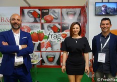 Presso lo stand della Kingfruit, specialista in kiwi e in fragole a marchio Fragola'. In foto, da sinistra a destra: Massimo Ceradini, Andreia Lavinia Rusz, Cristian Goria e, in video, Mattia Brutti