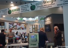 Lo stand Nemesis, specialista in vari macchinari di pesatura/etichettatura. Al telefono, Maurizio Neri