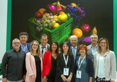 Foto di gruppo allo stand CPR System, quest'anno arricchito da una meravigliosa gigantografia con frutta e cassetta riutilizzabile