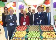 Foto di gruppo presso lo stand di Granfrutta Zani