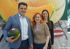 Bruno Francescon e Margherita Avigni allo stand Francescon, insieme a una collega