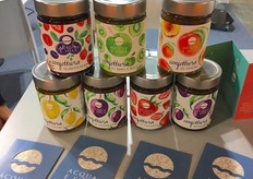 La linea delle confetture a marchio Solo Sole nei gusti di: pesche, prugne e zenzero, prugne nere, prugne nere e zenzero, prugne gialle, mele e zenzero, mele e kiwi