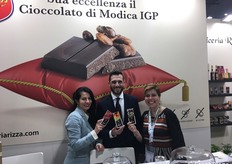 Giuseppe Rizza ed Emanuela Vitale, titolari del marchio Antica Dolceria Rizza con Giuliana Avila di Stefano, responsabile marketing e comunicazione dell'azienda produttrice di Cioccolato di Modica IGP