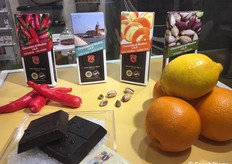 Antica Dolceria Rizza produce anche cioccolato di Modica arricchito con agrumi, pistacchio di Bronte e peperoncino. Si tratta del primo cioccolato ad avere il riconoscimento IGP dalla Comunità Europea