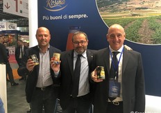 Nicola De Santis (responsabile commerciale OP APOC), Rosario Ferrara (direttore coordinatore OP APOC) e Giovanni Russo (titolare de La Rosina). APOC, oggi, si presenta come una delle realtà leader nel settore ortofrutticolo, potendo vantare un valore commercializzato di oltre 80.000.000 di euro, frutto dell’infaticabile operato dei suoi 820 soci.