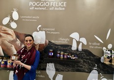 Monica Lista, titolare dell'azienda Azienda Poggio Felice specializzata nella produzione di ortaggi e verdure sottolio e sottaceto, conserve di pomodoro, condimenti e sughi pronti