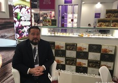 Claudio Luca, fondatore dell'azienda siciliana Bacco, produce e trasforma pistacchi e frutta secca e realizza confetture, liquori e altre prelibatezze. Al TuttoFood ha presentato un ampliamento di gamma nella linea delle creme spalmabili di frutta a guscio