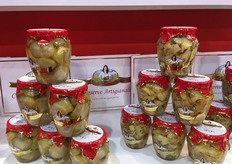 Ampia linea dei trasformati di Conserve Artigianali, azienda pugliese che distribuisce trasformati di ortofrutta a marchio Bella Contadina