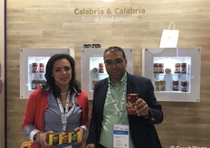 Angela Zappia e Agostino Sirianni tiolari di Calabria&Calabria. Il marchio vanta un’ampia linea di trasformati tipici calabresi. Sul versante dolce, oltre alla confettura extra di Goij, i mix di banana e avocado, cachi e noci, peperoncino, arance, bergamotto