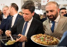 Giuseppe Conte, presidente del Consiglio dei ministri con Michele Carbone, titolare dell’omonimo marchio. Tra le news di prodotto, la linea dei prodotti al naturale come il pomodorino datterino intero sia rosso che giallo, il pomodoro "Giagiù" giallo del piennolo tagliato a metà, il pomodoro "Principe Borghese del Piennolo" rosso e il "Baby pomodoro" rosso lavorato intero
