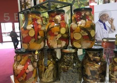 I sottoli vegetali dell'azienda Crespi in formati grandi per la fornitura di ristoranti, bar, pizzerie e hotel