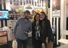 I titolari di Etnadolce, storico marchio siciliano di prodotti tipici siciliani accolgono Concetta del team di FreshPlaza. Lorena Messina, titolare dell’azienda:"Oggi, a trent'anni dalla sua fondazione, l'azienda guarda al mondo del biologico e delle produzioni sostenibili"