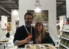 La Nicchia di Pantelleria: Gabriele Lasani e Virginia Giglio lavorano in modo artigianale erbe aromatiche, capperi e agrumi in marmellate a ancora… pomodoro secco aromatizzato con foglie di capperi