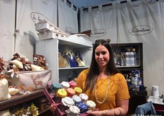 Giulia Giammoni, titolare dell'azienda La Tessitura propone coloratissimi esempi di packaging artigianale con tessuti ecosostenibili per vestire di bello marmellate e confetture… e non solo