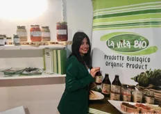 Martina Giarratana, responsabile amministrazione del marchio La Vita Bio espone la nuova linea dei sughi pronti di pomodoro  e patè a marchio