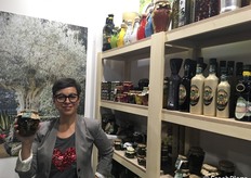 Serena Mela, titolare di Frantoio Sant'Agata, cheproduce trasformati di verdure biologiche conservate in olio extra vergine. Tra le referenze: il pesto al pistacchio, un gustosissimo misto funghi porcini/chiodini, peperoncini farciti acciuga/oliva, pomodori secchi, crema di funghi porcini e tartufi bianchi e cuori di carciofi