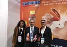 Sara Grasso, export manager, Salvo Laudani, marketing manager e Annalisa Alba, titolare di Oranfrizer. L'azienda produce spremute monoporzione di Arancia Rossa Igp, Arancia Rossa Igp e melagrana, Melagrana, Mandarini e Limone Femminello