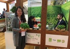 Daniela Presma, aiuto commerciale del marchio Il pesto di Prà. La gamma di prodotti comprende il Pesto genovese tradizionale, preparato nel rispetto della ricetta tipica genovese, il Pesto senz'aglio per i consumatori intolleranti, la Salsa di noci, altro tipico condimento ligure, e il Pesto rosso al Basilico