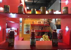 In bella mostra la linea dei trasformati pomodoro e i legumi in scatola a marchio Pomilia