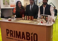 Maria Luisa Terrenzio, marketing manager, Matteo Iuso, general manager e Giovanni Terrenzio, presidente di PrimaBio. Oggi, PrimaBio si propone con due differenti classi di prodotti biologici: i freschi e in particolare broccolo, cavolfiore, asparago e pomodoro ciliegino; i trasformati con la produzione di passate, sughi pronti e sottoli