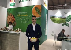 Alberto Bertuzzi, responsabile marketing export di Riverfrut. La V gamma della linea "Cottintavola" si presenta in una veste pratica con skin pack innovativo. Anche la scelta dei Burger vegetali si amplia. L'Orientale: alga wakame, ananas, kale, zenzero, riso nero. Ai Funghi: funghi champignon, porcini e pleurotus, patate, timo. Miniburger di Verdure e Frutta: mele, zucchine, carote, piselli