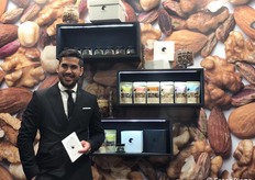 Federico Zammataro, amministratore unico di Sapurhi, presenta la linea dei trasformati di mandorle, pistacchi, noci e nocciole, dai quali nasce una prestigiosa linea di creme, pesti, spalmabili e granelle di filiera siciliana certificata. Il marchio ha investito molto in comunicazione e design puntando su prodotti performanti e su un packaging curato nei particolari