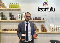Salvatore Oliviero, export manager della Mealitaly Srl, titolare dei brand Mealitaly®, Tesoritalia e Loroitaliano. Il marchio Mealitaly produce sottoli, conserve e confetture. In particolare firma la linea premium in vetro con la Passata di Pomodorino del Piennolo del Vesuvio DOP