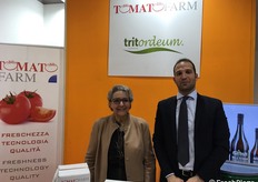 Bruna Saviotti, amministratore delegato e Camillo Conti, responsabile commerciale di  Tomato Farm. Il marchio a filiera corta pone attenzione all’ambiente e avanguardia produttiva. Nel laboratorio aziendale il raccolto viene trasformato in polpe, passate, semiconcentrati e concentrati tra cui spicca il cubettato di pomodoro, che viene pelato, sgocciolato e tagliato in cubetti