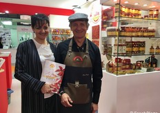 Irene Celli, responsabile produzione e qualità dell’azienda Tutto Calabria con il fratello Giampaolo, responsabile produzione. Il prodotto di punta è la "Miscela Esplosiva", una conserva di verdure con peperoncino molto richiesta negli Stati Uniti