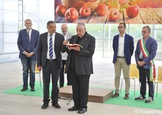 La benedizione impartita dal parroco di Brisighella Elvio Chiari