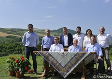 I Dalmonte al completo: da sinistra, seduti, Nicola, Vittorio e Damiano. In piedi da sinistra Pietro, Marco, Carlo, Filippo, Sara, Matteo. Di cognome, tutti Dalmonte