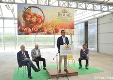 Nicola Dalmonte e, con lui, Il presidente Emilia Romagna Stefano Bonaccini, il sindaco di Brisighella Massimiliano Pederzoli e il sindaco di Faenza Giovanni Malpezzi