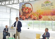 Nicola Dalmonte mentre ringrazia i presenti, tutti i collaboratori, i clienti e i fornitori